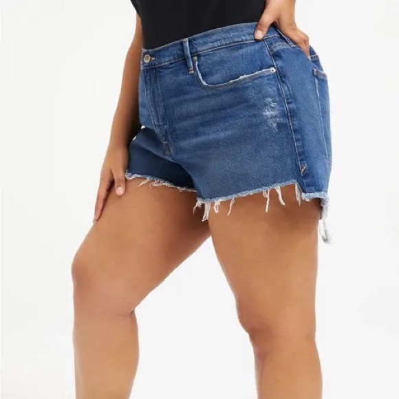 Good American 90s Denim Shorts - Picture 3 of 4